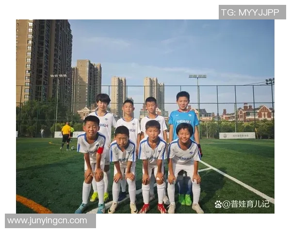 足球巨星花式脚踢篮球展示惊人控球技巧引全场喝彩