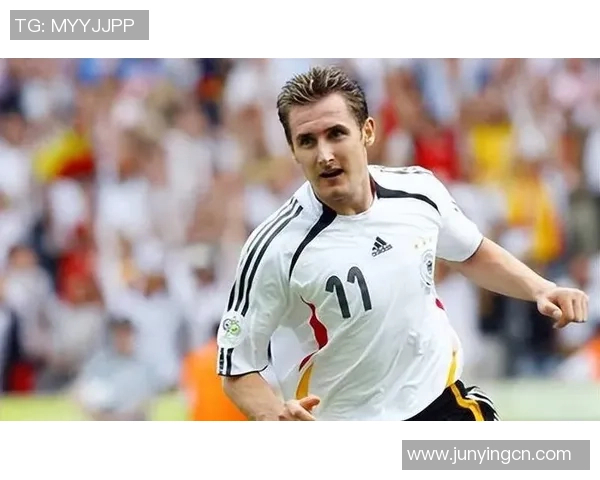 足球球星痞帅形象解析:从场上风采到场下魅力的全方位展示